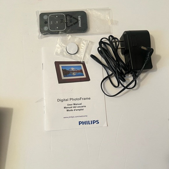 Philips Digital Photo Frame with Brown Wood Frame - Picture 7 of 8